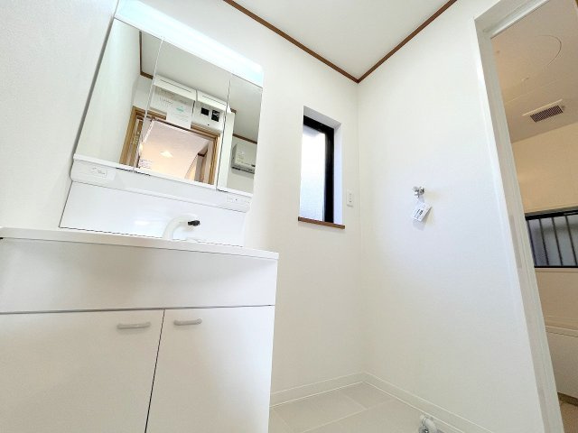 昭島市緑町２丁目の中古一戸建の洗面所|新品に交換済みです！