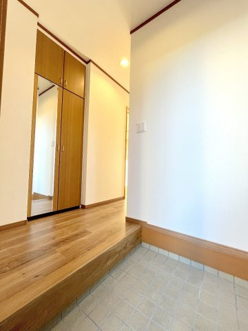 昭島市緑町２丁目の中古一戸建の玄関