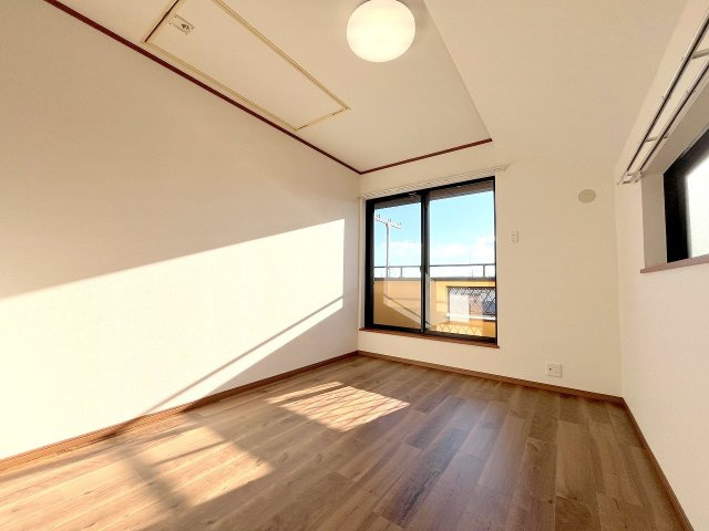昭島市緑町２丁目の中古一戸建の洋室|小屋裏収納がある洋室です！