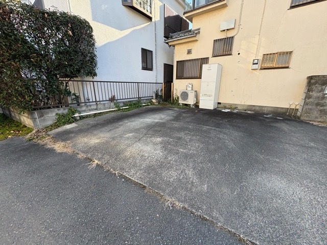 【外観】 | 土地を買う際、住む地域の自治体や福祉の補助制度にも注目してみましょう。子供や老人の医療補助やゴミ出しのルールなど、自治体によってルールに大きな違いがあるため、暮らしやすい土地で判断するとよいでしょう。