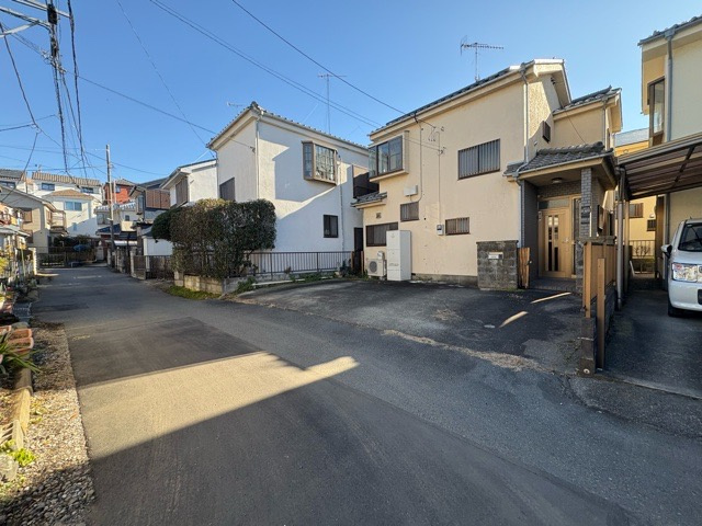 【外観】 | 隣家の土地はどうなっているのか、生活利便施設が近くにあるのか、学校まで近いかなど、お客様のライフスタイルにあわせたイメージが重要です。また、近くにあると困る施設が近くにないかも確認するといいでしょう。