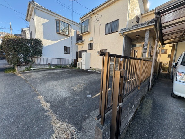 【外観】 | 家を建てる前提で土地を探している場合、地盤の丈夫さは譲れない条件の一つです。地盤が脆弱だと追加工事が必要となります。また、過去に地盤沈下や液状化現象を起こした土地は、できるだけ避けた方がいいでしょう。