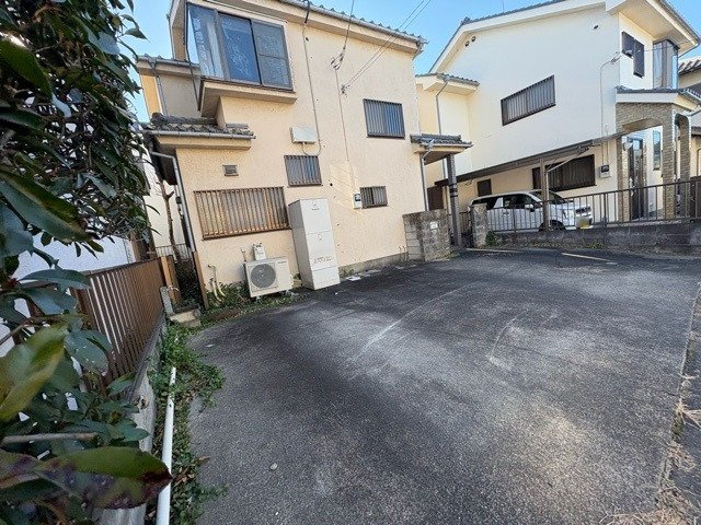 【外観】 | 人が暮らすうえで日光は大切な要素となります。日当たりの良さは譲れないポイントですね。併せて近くに大きな建築物の建築予定がないか、あるいはそれが可能な土地が近くにないか事前に確認することもお勧めします。
