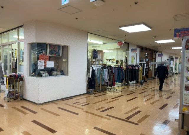 【外観】 | 高尾名店街 | 家を建てる場合、方位は要チェックです。現実的に日当たりのよい家ならばリビングは南側、建築基準法でも北側に当たる家への配慮は求められています。土地を見学に行く際は、方位磁針を持って行くようにしましょう。