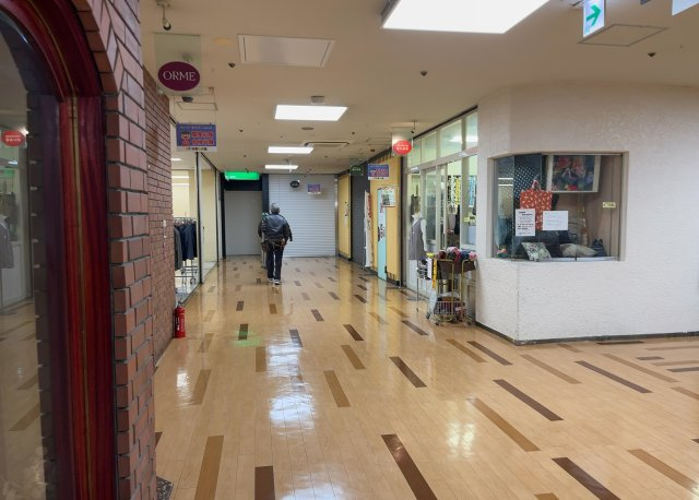 【外観】 | 高尾名店街 | 土地を買う際、住む地域の自治体や福祉の補助制度にも注目してみましょう。子供や老人の医療補助やゴミ出しのルールなど、自治体によってルールに大きな違いがあるため、暮らしやすい土地で判断するとよいでしょう。