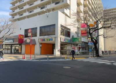 【その他】 | 高尾名店街 | 現地に行くなら、物件の周囲の地形がどうなっているかを見ることも大切です。周辺より低くなっている土地では、大雨などで水が集まりやすいため、地盤が弱くなっているということも考えられるため、注意が必要です。