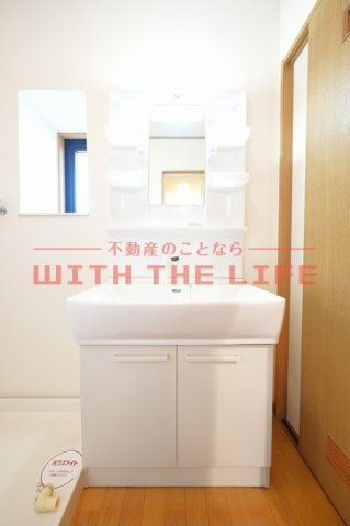 エスペランサフルール【キャッシュバック対象物件】の独立洗面台|独立洗面台、小物を置くことができて便利です