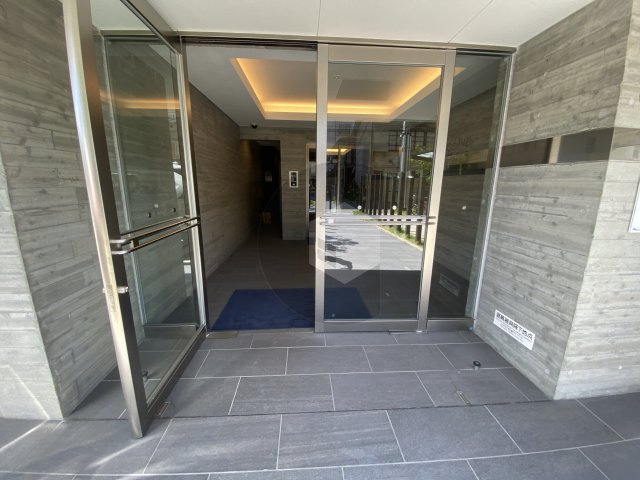 東大阪市高井田元町２丁目の賃貸マンションのエントランス