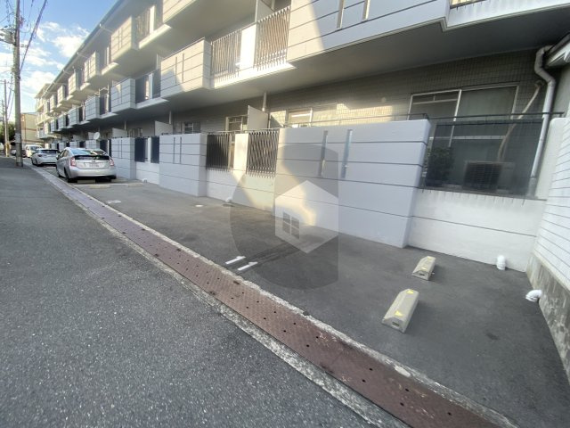 ウェルシーハイム川本の駐車場