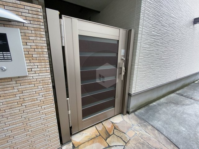 フジパレス高井田西1番館のエントランス