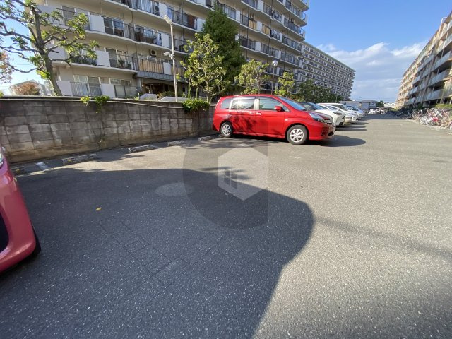 シャルム小阪1番館の駐車場