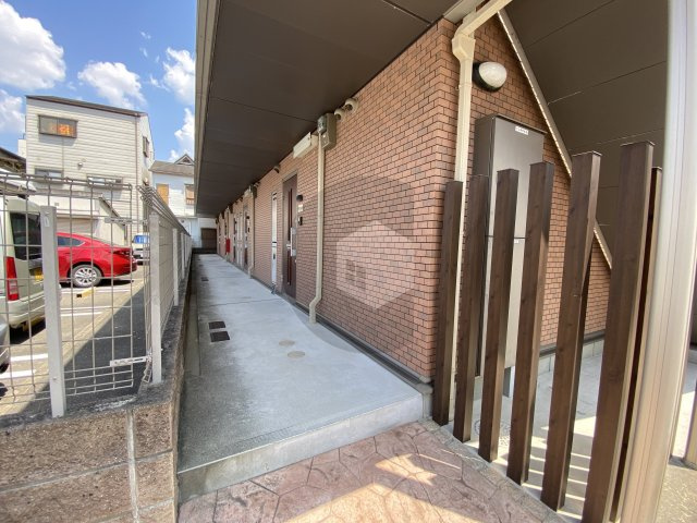 アルカディア楠根のエントランス