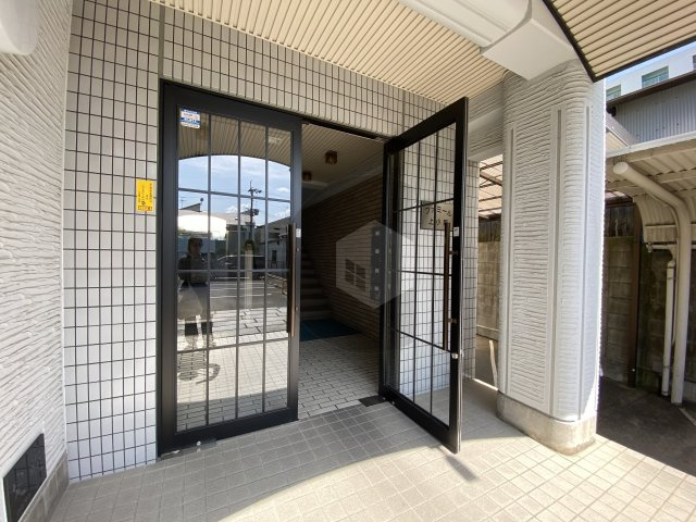 ファミール上小阪のエントランス