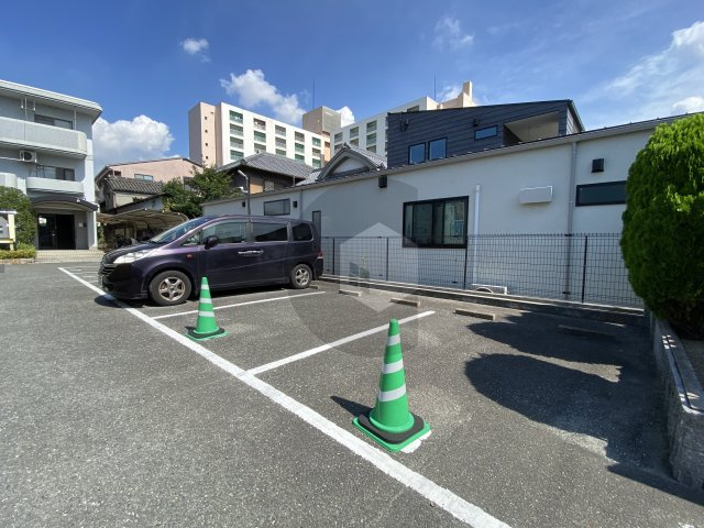 ファミール上小阪の駐車場