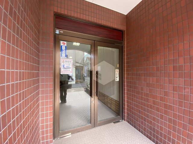 東大阪市西堤楠町３丁目の賃貸マンションのエントランス
