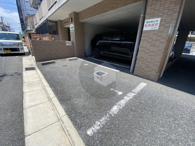 ブロードネスト御厨の駐車場