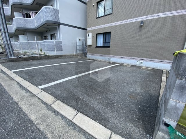 ヒーロー加納の駐車場