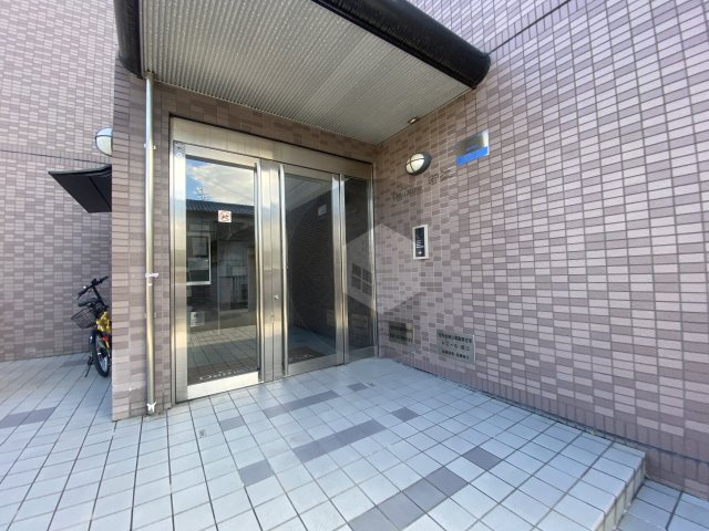ドミール若江のエントランス