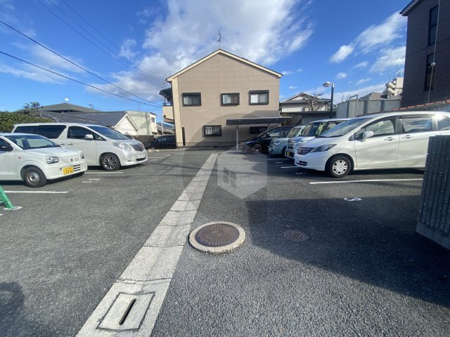 ドミール若江の駐車場