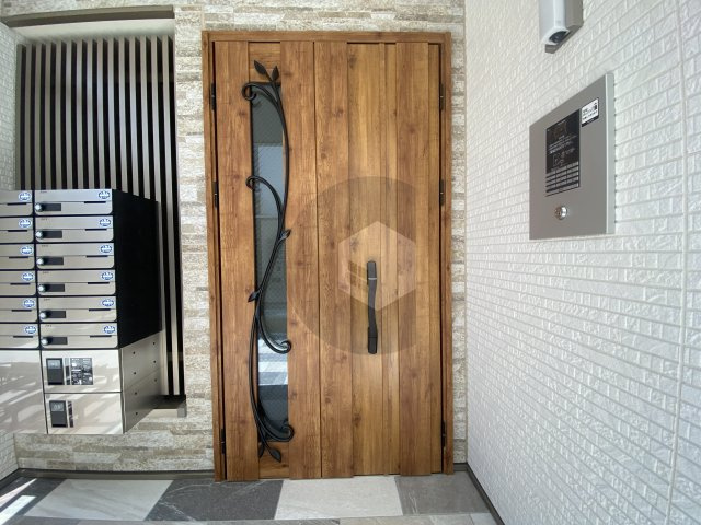 クリエオーレ菱江4のエントランス