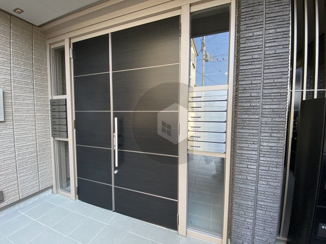 シャーメゾン菱屋東のエントランス