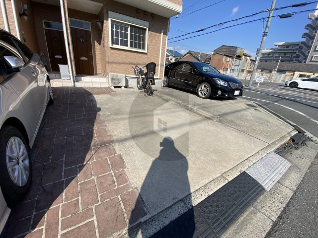 Mio・高井田壱番館の駐車場