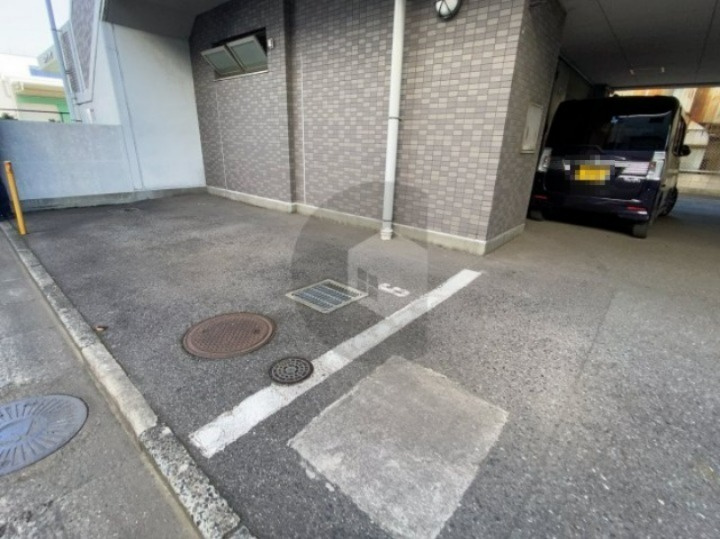 イスタナ・フセの駐車場