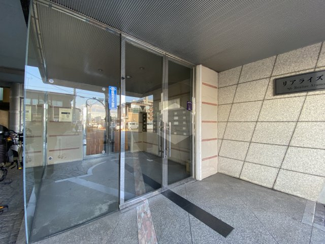 リアライズ荒本のエントランス