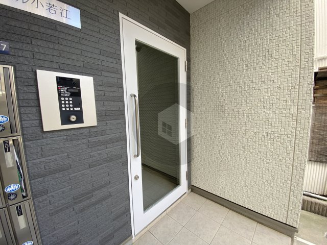 ノイヴェル小若江のエントランス