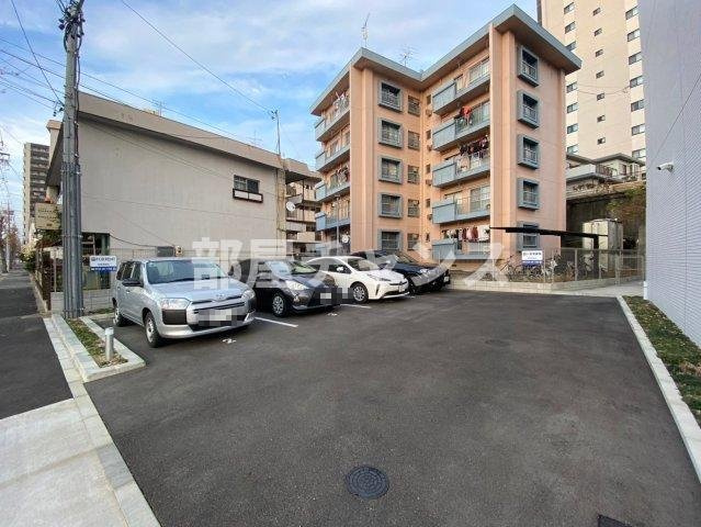 ブリリアコート金山の駐車場