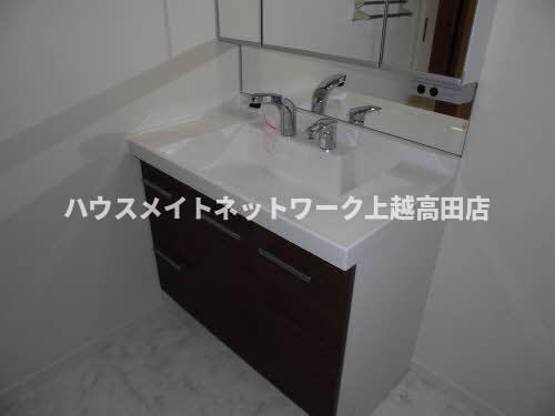 ファーストヒル大町の独立洗面台|シャワー洗面