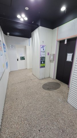 IDビルのエントランス