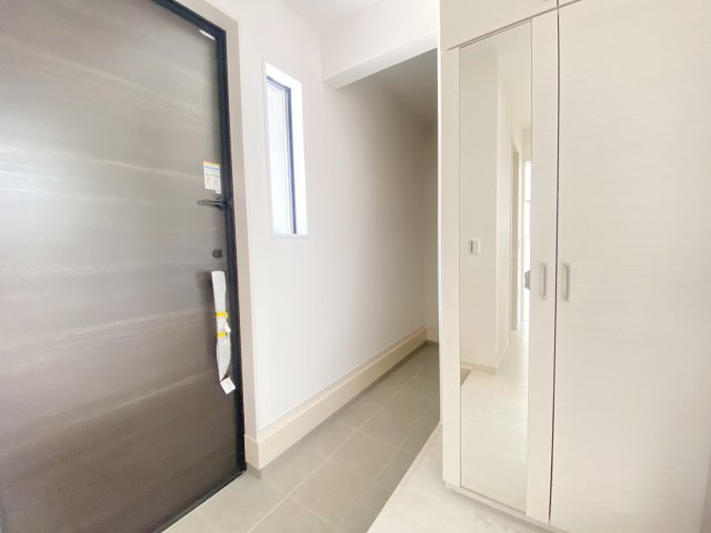 『八王子市新築戸建て』八王子市緑町758-19【仲介手数料無料】　６期の玄関|たっぷり収まるシューズボックス付き。家族の靴もすっきり収まりそうです。～仲介手数料無料☆八王子ひなた不動産～八王子市緑町　新築戸建て