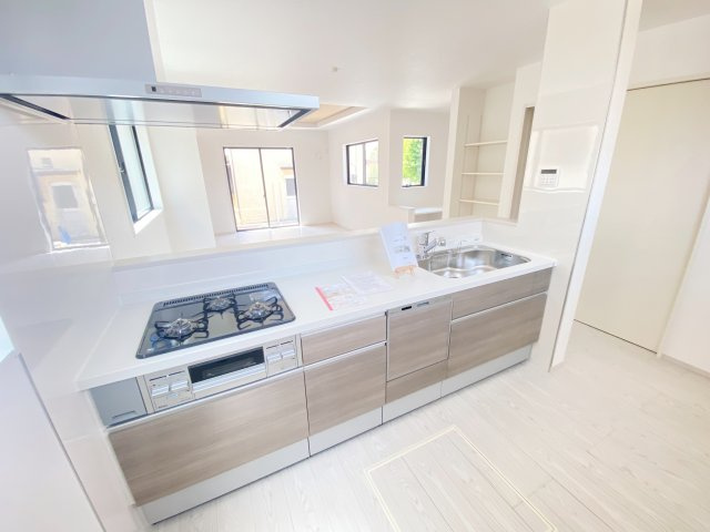 『八王子市新築戸建て』八王子市緑町758-19【仲介手数料無料】　６期のキッチン|浄水器、食洗機付き。嬉しい設備が備わっています。～仲介手数料無料☆八王子ひなた不動産～八王子市緑町　新築戸建て
