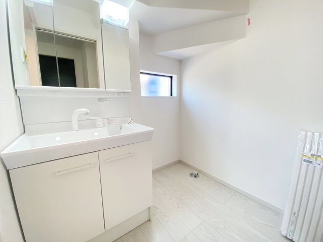 『八王子市新築戸建て』八王子市緑町758-19【仲介手数料無料】　６期の独立洗面台|三面鏡タイプの洗面台は、収納力も魅力です。～仲介手数料無料☆八王子ひなた不動産～八王子市緑町　新築戸建て