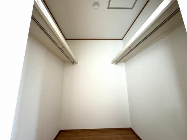 宮崎市太田１期ー２　新築戸建の収納|【WIC】
衣類など、豊富な収納で室内をすっきりさせるウォークインクローゼット！（同仕様写真）