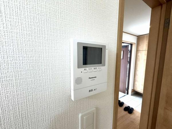 宮崎市太田１期ー２　新築戸建のその他|【インターホン】
モニター付きインターホンだから部屋の中から来客を確認可能！（同仕様写真）