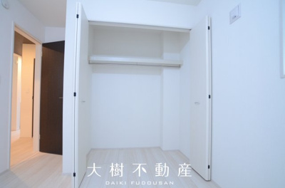 【洋室】 | 座間市相模が丘４丁目　新築戸建て　全２棟【仲介手数料無料】 | 1階　洋室1（5.0帖）クローゼット