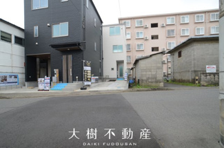 【前面道路含む現地写真】