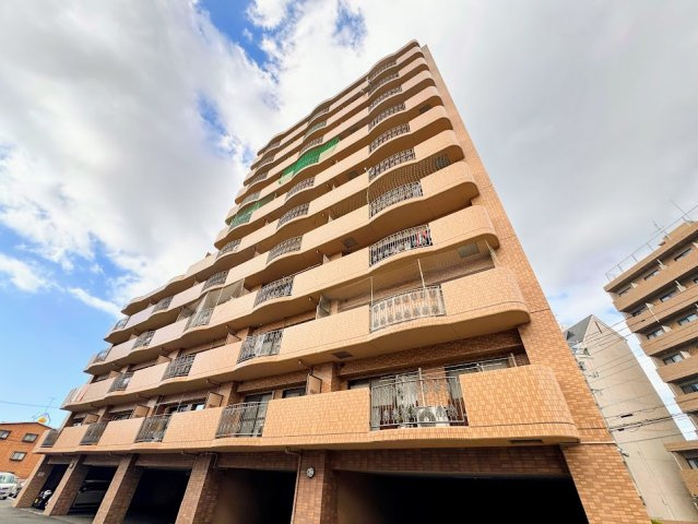 サントノーレ枝松の外観|落ち着いた佇まいの地上11階建てRC構造。周辺環境に馴染みつつも、10階の角住戸という特別感が暮らしの誇りになります。エレベーター完備で高層階への移動もスムーズ、毎日を軽やかにサポートするように。