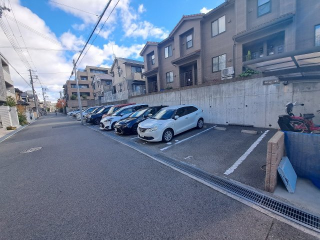 ベラージュ二番町の駐車場