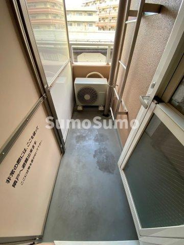 アネシスコート門口のバルコニー