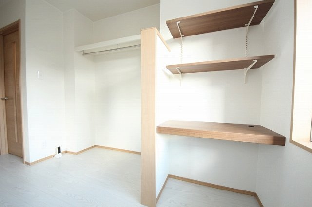 White　Shellのその他|書斎スペースとオープンクローゼットです