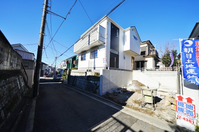 【横浜市旭区白根6丁目35-2新築戸建て】★仲介手数料無料★（不動丸小学校・鶴ケ峯中学校）の前面道路含む現地写真