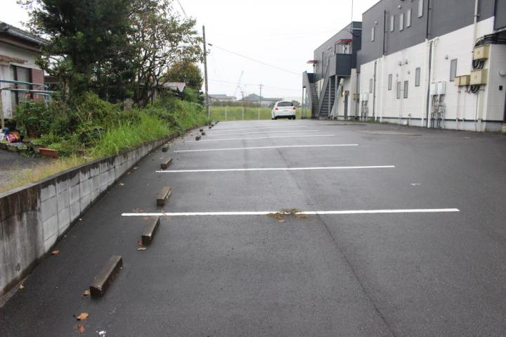 フローリッシュⅢの駐車場