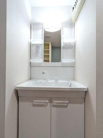 ランフォルセ枚方パークガーデンの独立洗面台|シャワー付き洗面化粧台　リフォーム
■物件内覧・資金計画相談・住宅ローン相談、リフォーム相談、お問合せ受付中■
※当日・翌日のご内覧、ご相談はお電話でのお問合せがスムーズです！