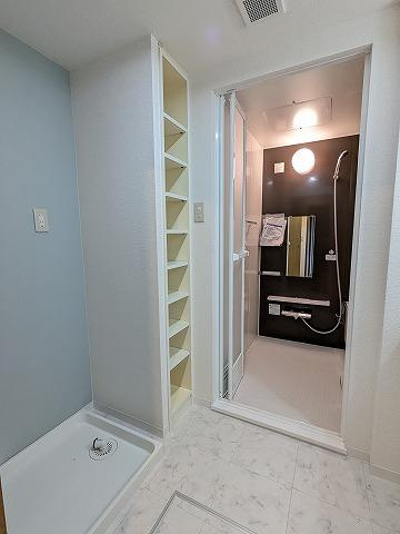 ランフォルセ枚方パークガーデンの脱衣所|脱衣室　収納豊富　洗濯機置き場
■物件内覧・資金計画相談・住宅ローン相談、リフォーム相談、お問合せ受付中■
※当日・翌日のご内覧、ご相談はお電話でのお問合せがスムーズです！