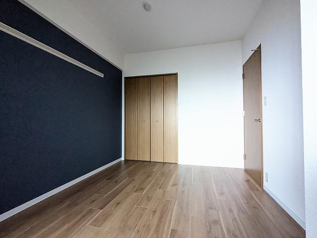 ランフォルセ枚方パークガーデンの洋室|洋室5.4帖　シックなアクセントクロス
■物件内覧・資金計画相談・住宅ローン相談、リフォーム相談、お問合せ受付中■
※当日・翌日のご内覧、ご相談はお電話でのお問合せがスムーズです！