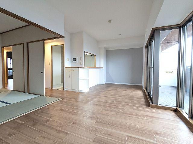 ランフォルセ枚方パークガーデンのキッチン|LDK14.2帖　対面キッチン
■物件内覧・資金計画相談・住宅ローン相談、リフォーム相談、お問合せ受付中■
※当日・翌日のご内覧、ご相談はお電話でのお問合せがスムーズです！