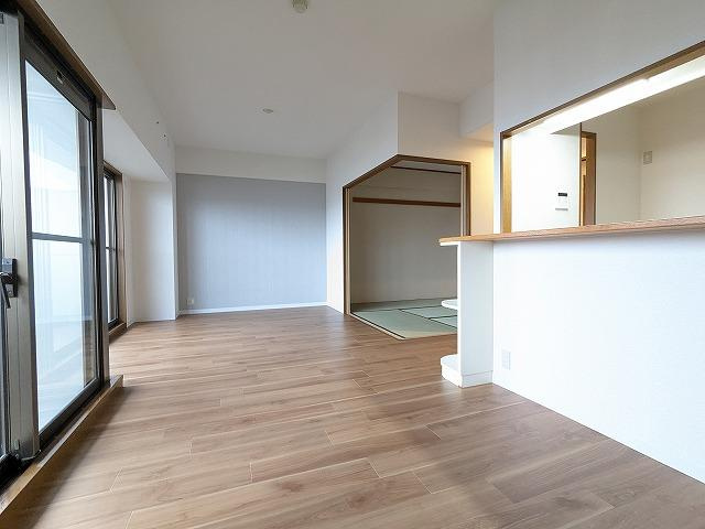 ランフォルセ枚方パークガーデンの居間・リビング|LDK14.2帖　南東向き
■物件内覧・資金計画相談・住宅ローン相談、リフォーム相談、お問合せ受付中■
※当日・翌日のご内覧、ご相談はお電話でのお問合せがスムーズです！